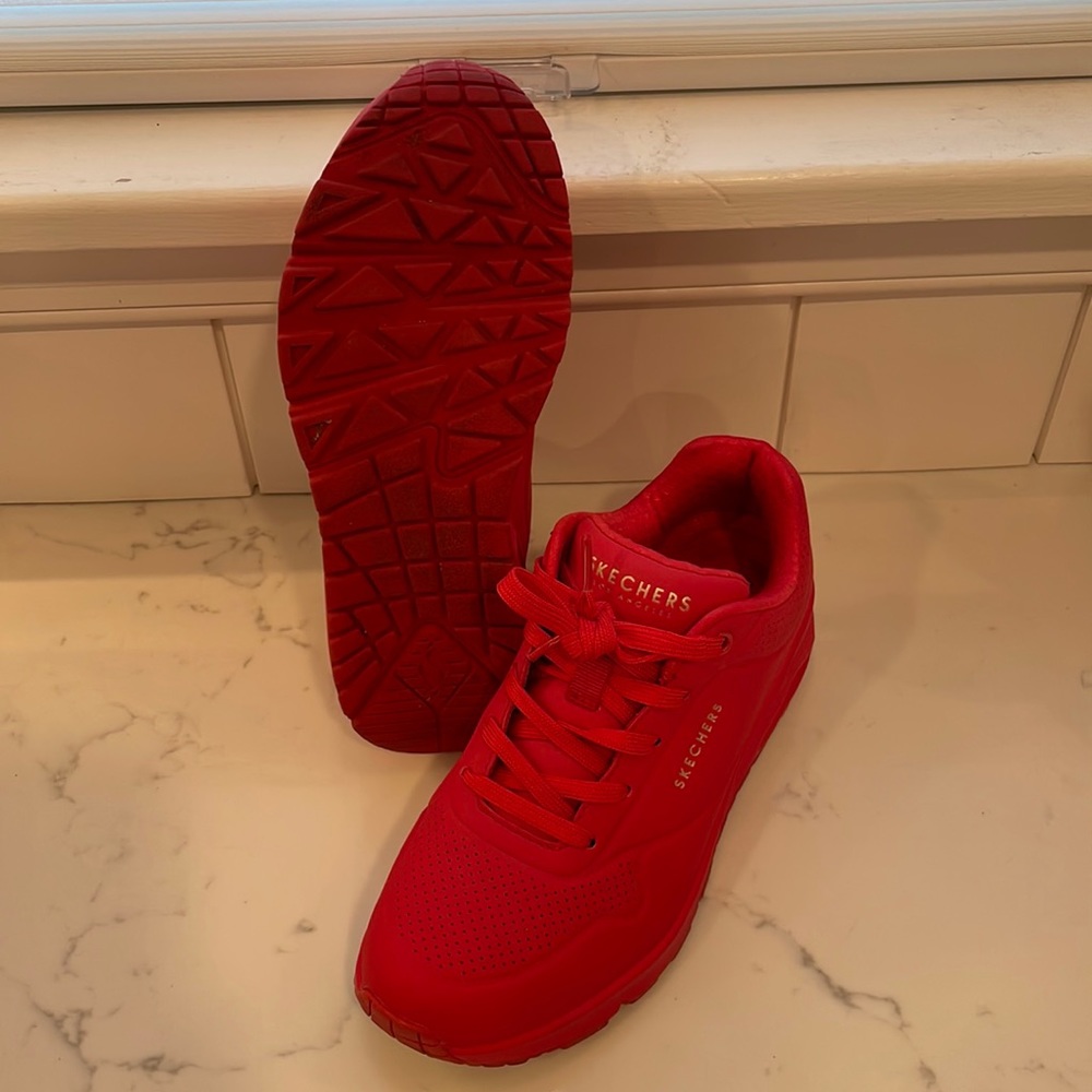 Skechers size 6 worn 1X